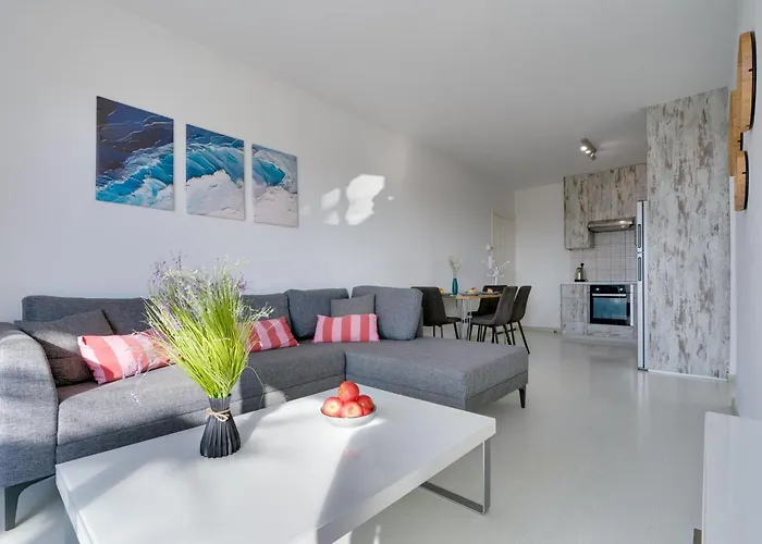 Elisabeth Salt Views 200m From Makenzy *