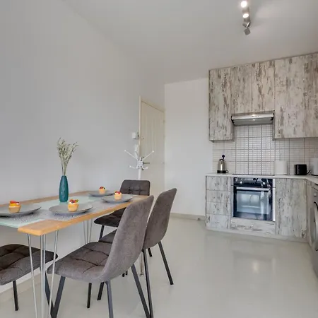 Casa vacanze Elisabeth Salt Views 200m From Makenzy Larnaca