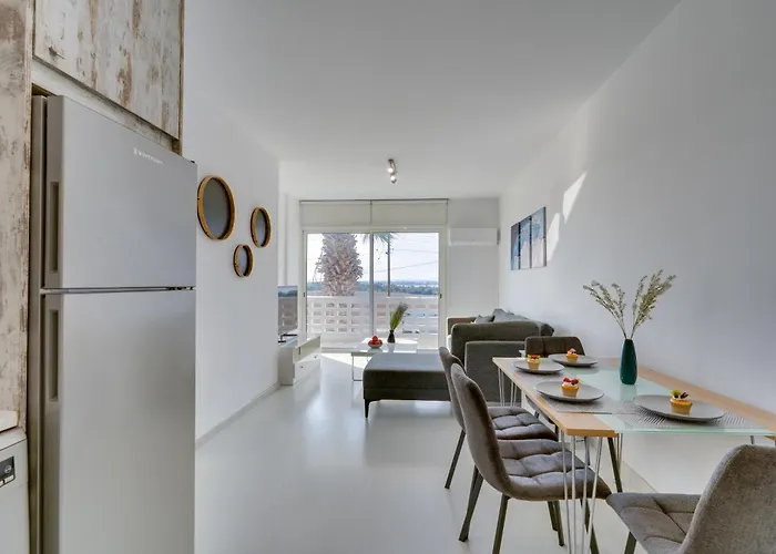 Дом отдыха Elisabeth Salt Views 200m From Makenzy Ларнака