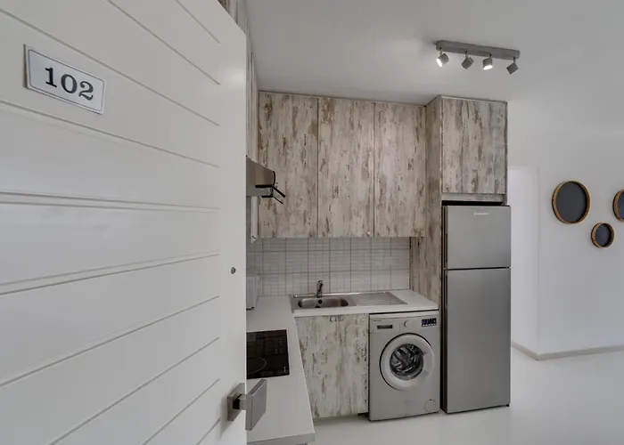 Elisabeth Salt Views 200m From Makenzy Ларнака