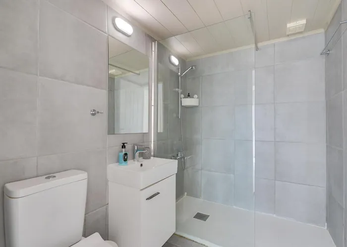 Elisabeth Salt Views 200m From Makenzy *