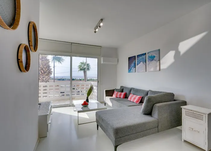 Elisabeth Salt Views 200m From Makenzy *